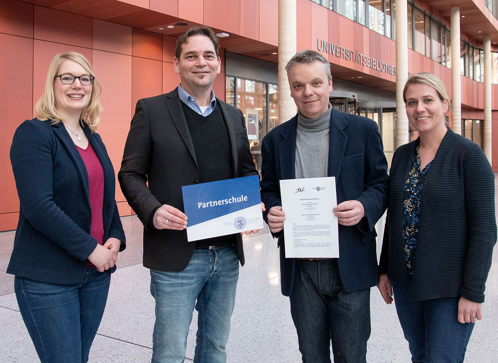 Beatrice Kiefaber (Projektleiterin der Zentralen Allgemeinen Studienberatung der Philipps-Universität Marburg), Jochen Fischer (Leiter des Dezernats für Studium und Lehre der Philipps-Universität Marburg), Christoph Achenbach (stellvertretender Schulleiter am JAG) und Kathrin Wickel (Lehrerin am JAG) (v. l.). (Foto: Markus Farnung)