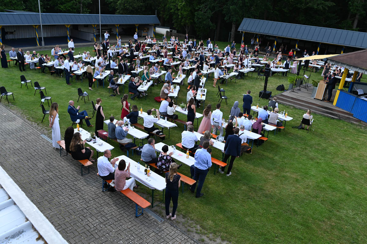 80 Schülerinnen und Schüler mit dem Abitur in einer besonderen Feier vom JAG verabschiedet
